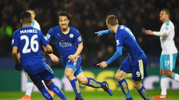 Los jugadores del Leicester celebran el gol de Okazaki