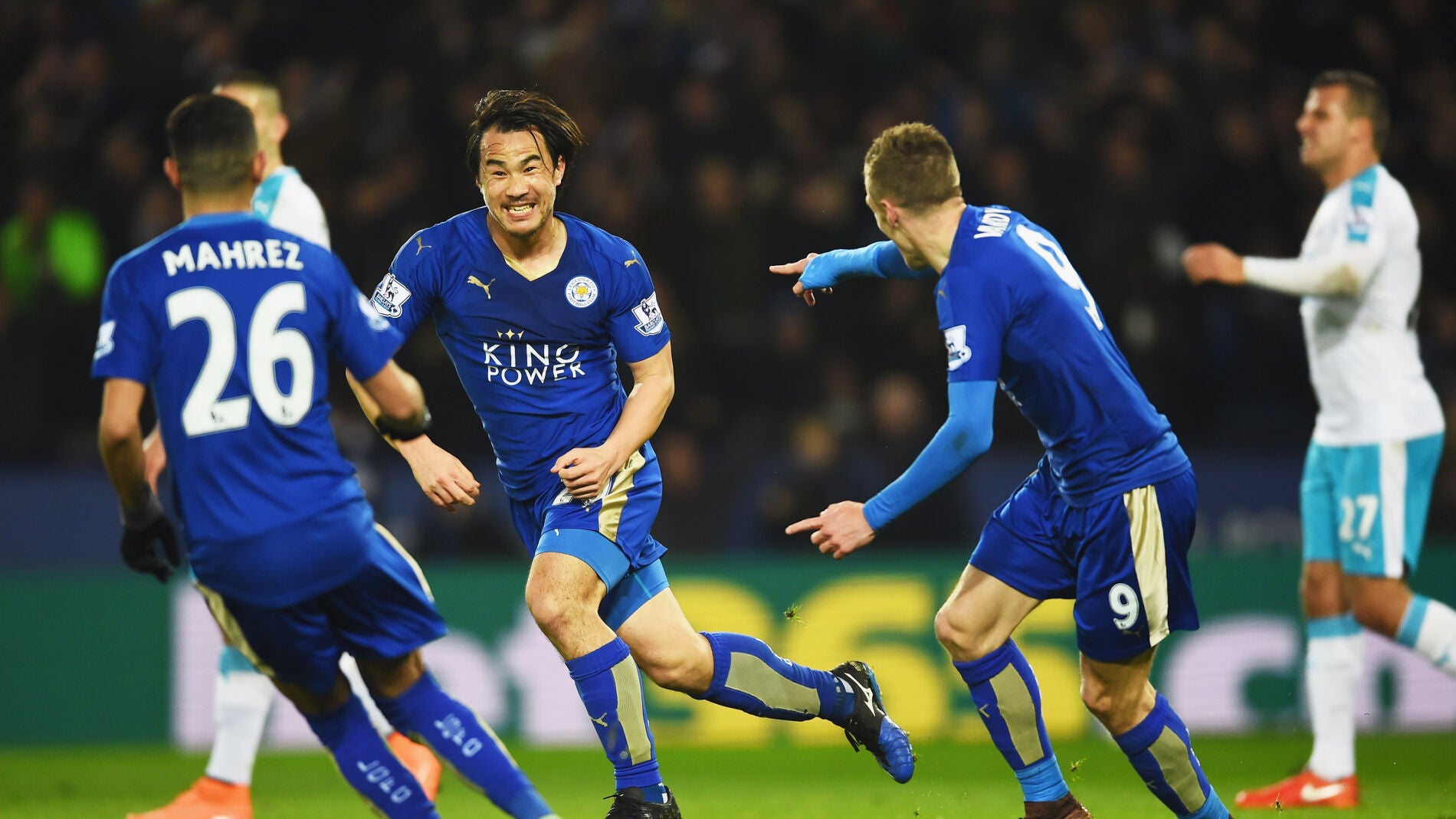Los jugadores del Leicester celebran el gol de Okazaki