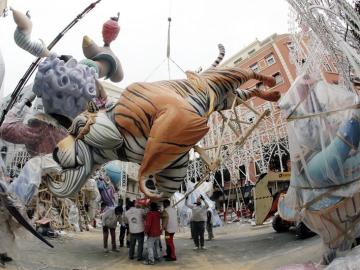 Un enorme tigre y otras creaciones son colocadas en la falla Sueca/Literato Azorín