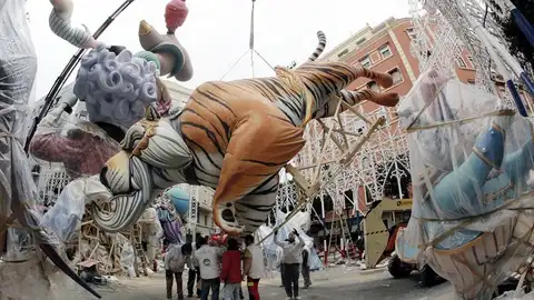 Un enorme tigre y otras creaciones son colocadas en la falla Sueca/Literato Azorín Un enorme tigre y otras creaciones son colocadas en la falla Sueca/Literato Azorín
