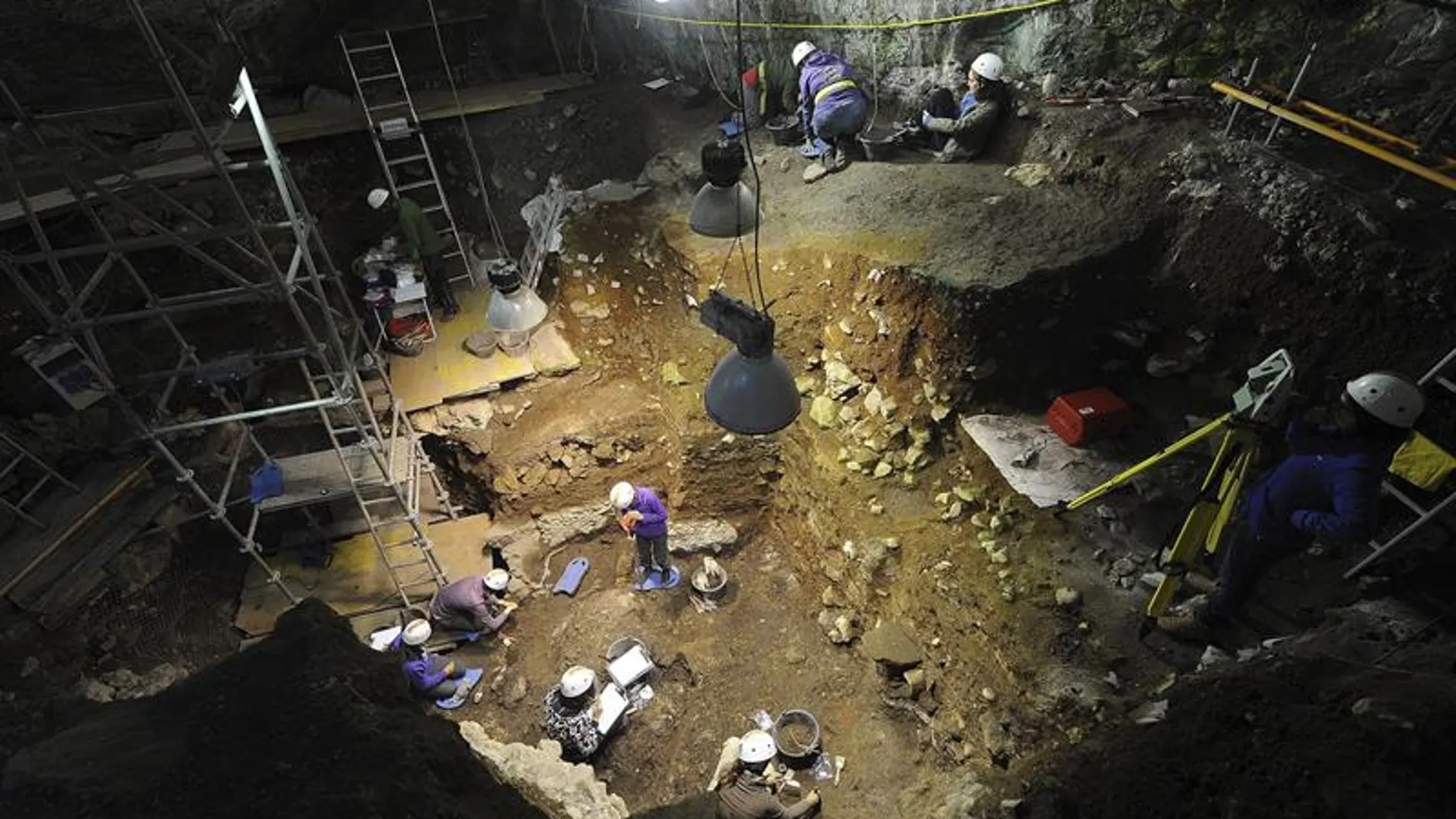 Investigadores en Atapuerca Investigadores en Atapuerca