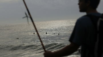 Pescador en la playa