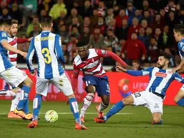 Success intenta robar el balón a los jugadores del Espanyol Success intenta robar el balón a los jugadores del Espanyol
