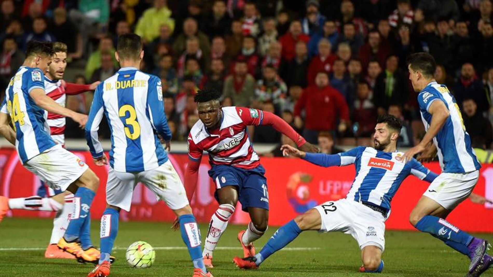 Success intenta robar el bal&oacute;n a los jugadores del Espanyol