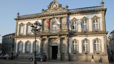 El Ayuntamiento de Pontevedra retirará la bandera de la UE como protesta por su política de refugiados