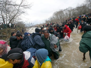 Los refugiados han cruzado un río para atravesar la frontera