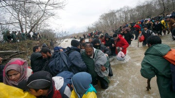 Los refugiados han cruzado un río para atravesar la frontera