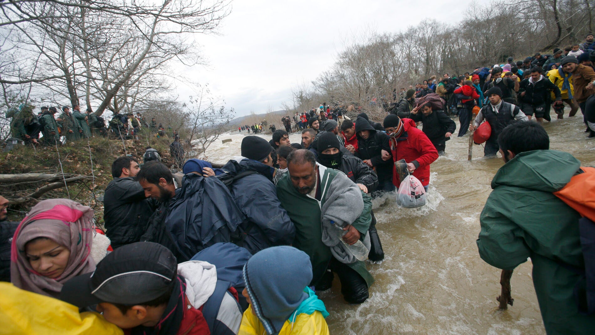 Los refugiados han cruzado un r&iacute;o para atravesar la frontera