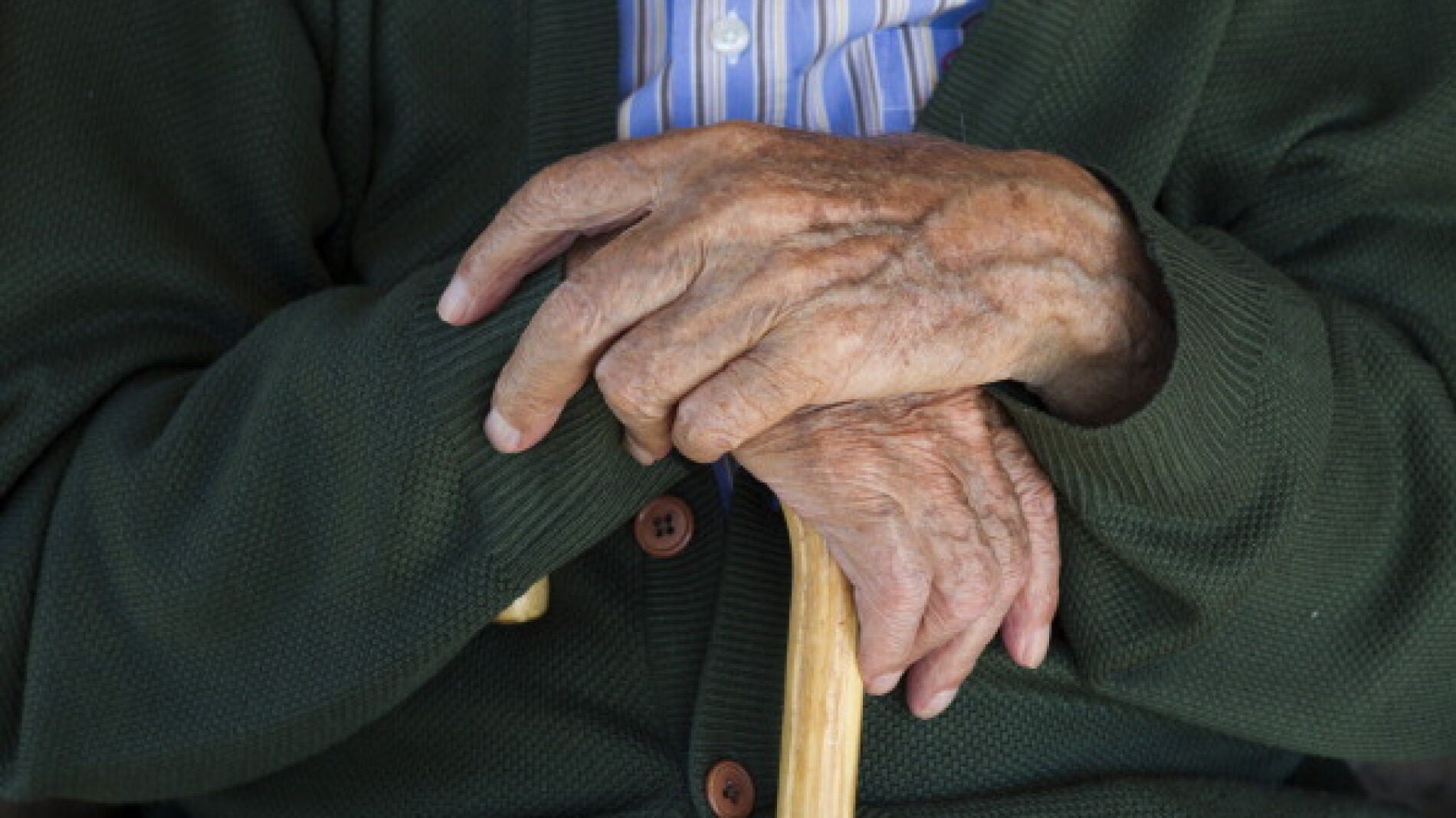 Manos de un anciano (Archivo)