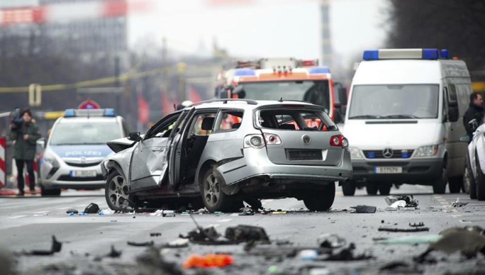 Un coche gravemente dañado por una explosión en Berlín