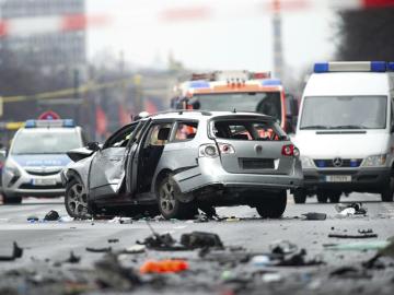 Un coche gravemente dañado por una explosión en Berlín