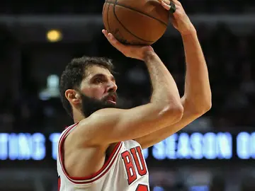 Nikola Mirotic lanza a canasta Nikola Mirotic lanza a canasta