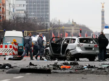 Estallido de un artefacto en un coche de Berlín Estallido de un artefacto en un coche de Berlín
