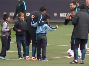 Tres chicos se 'cuelan' en el entrenamiento del Barcelona