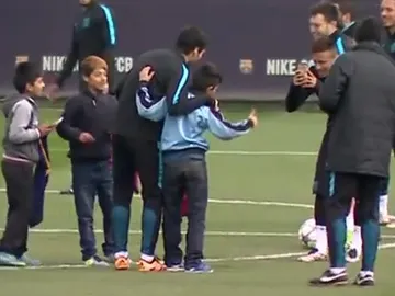 Tres chicos se 'cuelan' en el entrenamiento del Barcelona Tres chicos se 'cuelan' en el entrenamiento del Barcelona