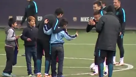 Tres chicos se 'cuelan' en el entrenamiento del Barcelona Tres chicos se 'cuelan' en el entrenamiento del Barcelona