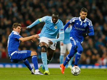Touré Yaya avanza con el balón en el partido ante el Dinamo Touré Yaya avanza con el balón en el partido ante el Dinamo