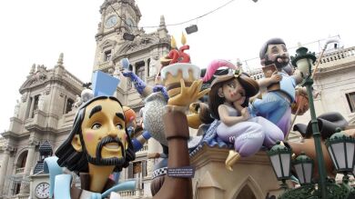 La lluvia complica la Plantà pero no puede con el espíritu de las Fallas