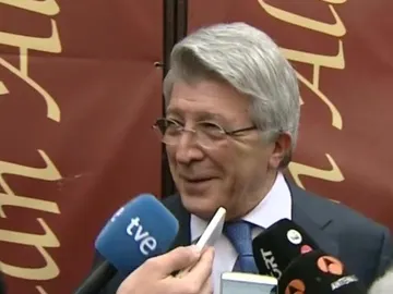 Enrique Cerezo, sonriente ante los medios Enrique Cerezo, sonriente ante los medios