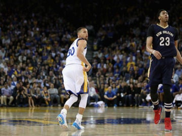 Curry encesta de tres ante Anthony Davis