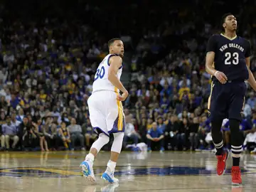 Curry encesta de tres ante Anthony Davis Curry encesta de tres ante Anthony Davis