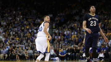 Curry encesta de tres ante Anthony Davis