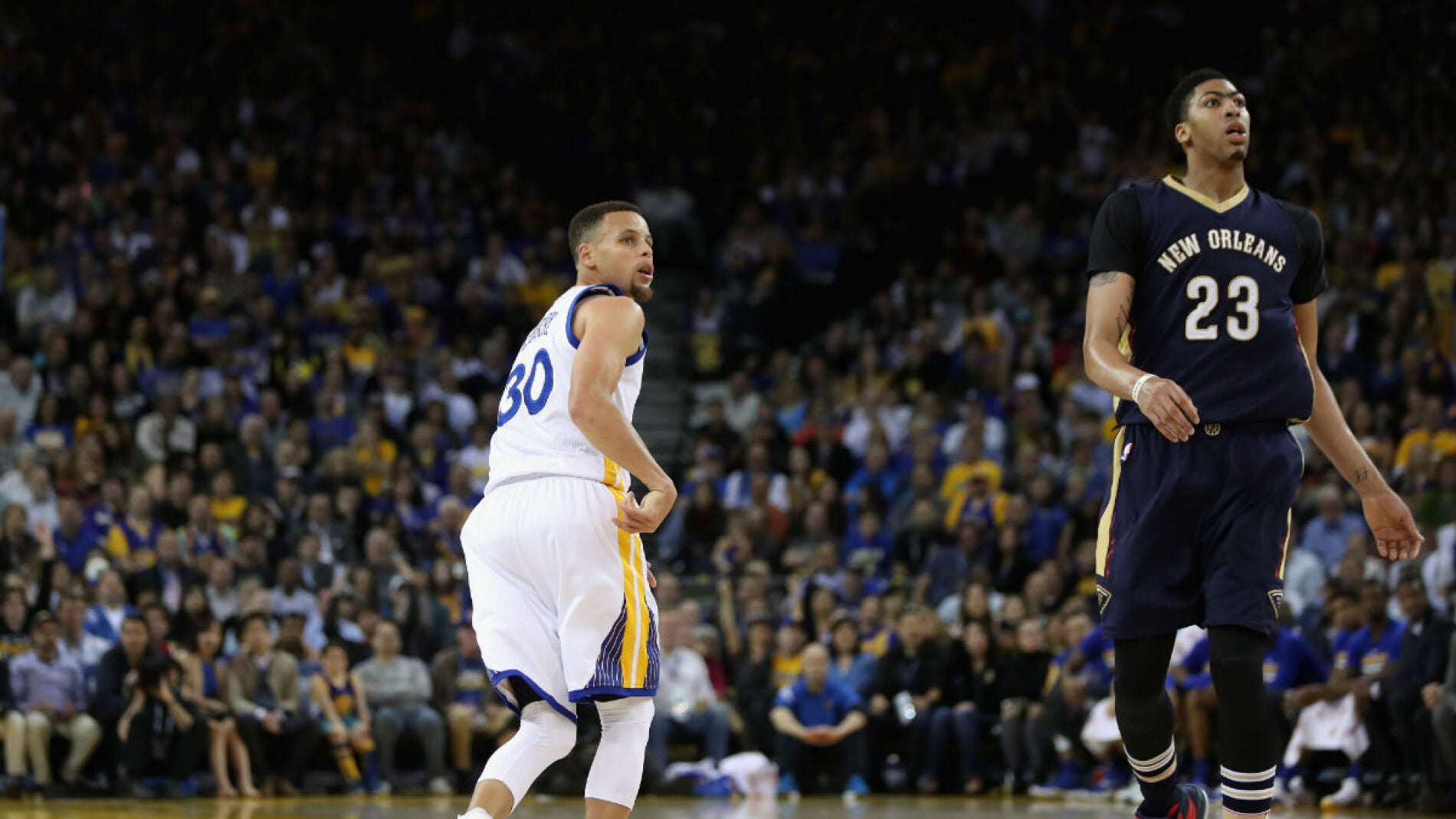 Curry encesta de tres ante Anthony Davis