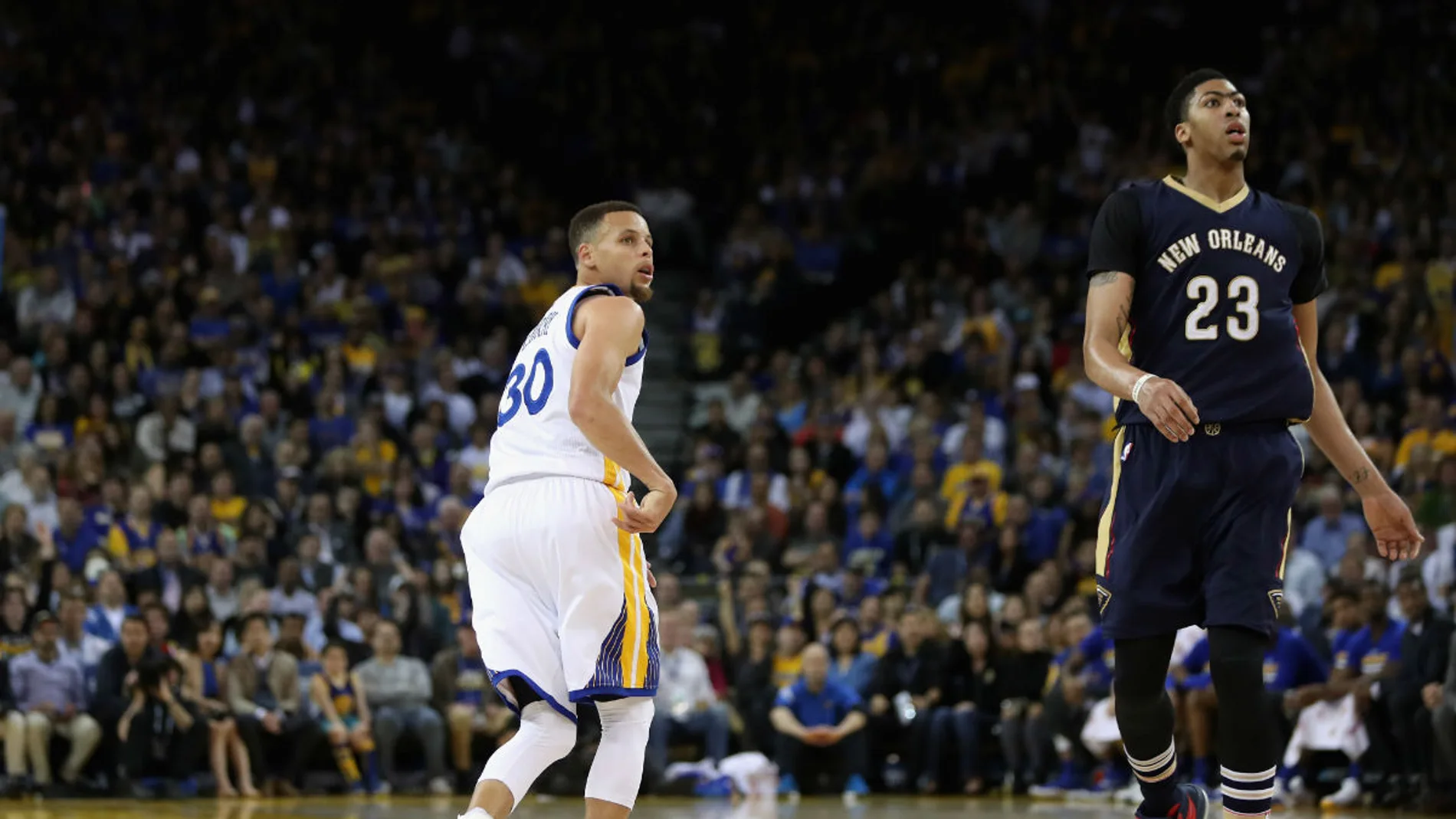 Curry encesta de tres ante Anthony Davis Curry encesta de tres ante Anthony Davis