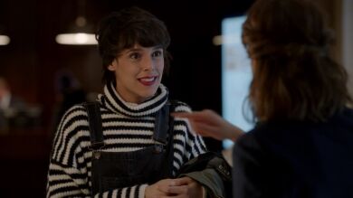 Carol consigue trabajo gracias a Adela