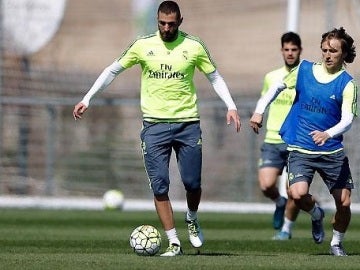 Benzema entrena en Valdebebas junto a Modric e Isco