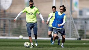 Benzema entrena en Valdebebas junto a Modric e Isco