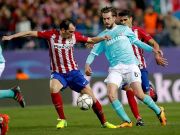 Godín, en una acción del partido contra el PSV Godín, en una acción del partido contra el PSV
