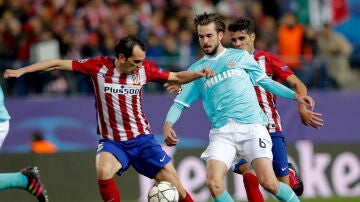 Godín, en una acción del partido contra el PSV