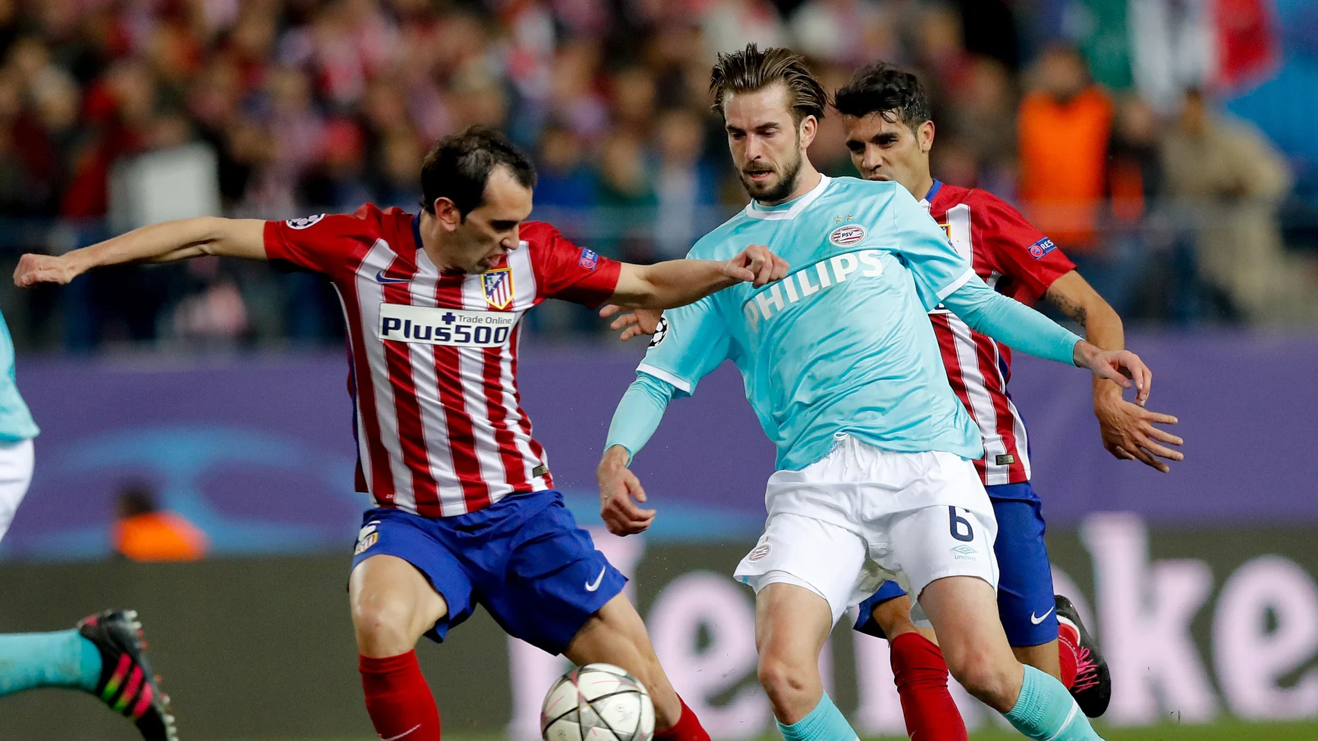 Godín, en una acción del partido contra el PSV Godín, en una acción del partido contra el PSV