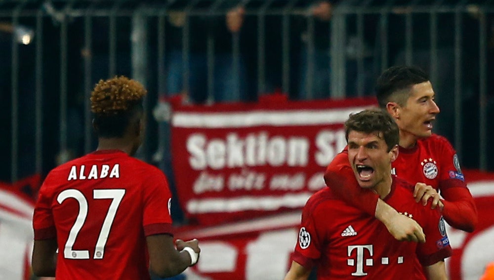 Los jugadores del Bayern celebran un gol ante la Juventus en el Allianz