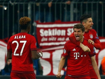 Los jugadores del Bayern celebran un gol ante la Juventus en el Allianz