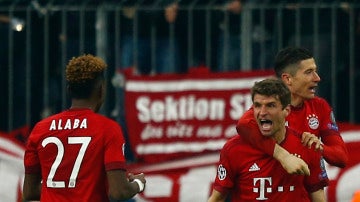 Los jugadores del Bayern celebran un gol ante la Juventus en el Allianz