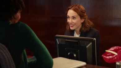 Carol deja el CV en el hotel de Adela