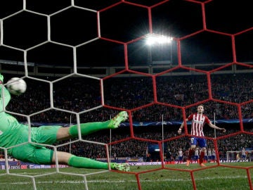 Saúl marca su penalti en la tanda ante el PSV