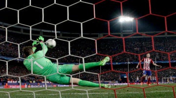 Saúl marca su penalti en la tanda ante el PSV
