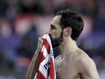 Juanfran celebra el pase ante el PSV