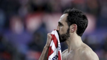 Juanfran celebra el pase ante el PSV