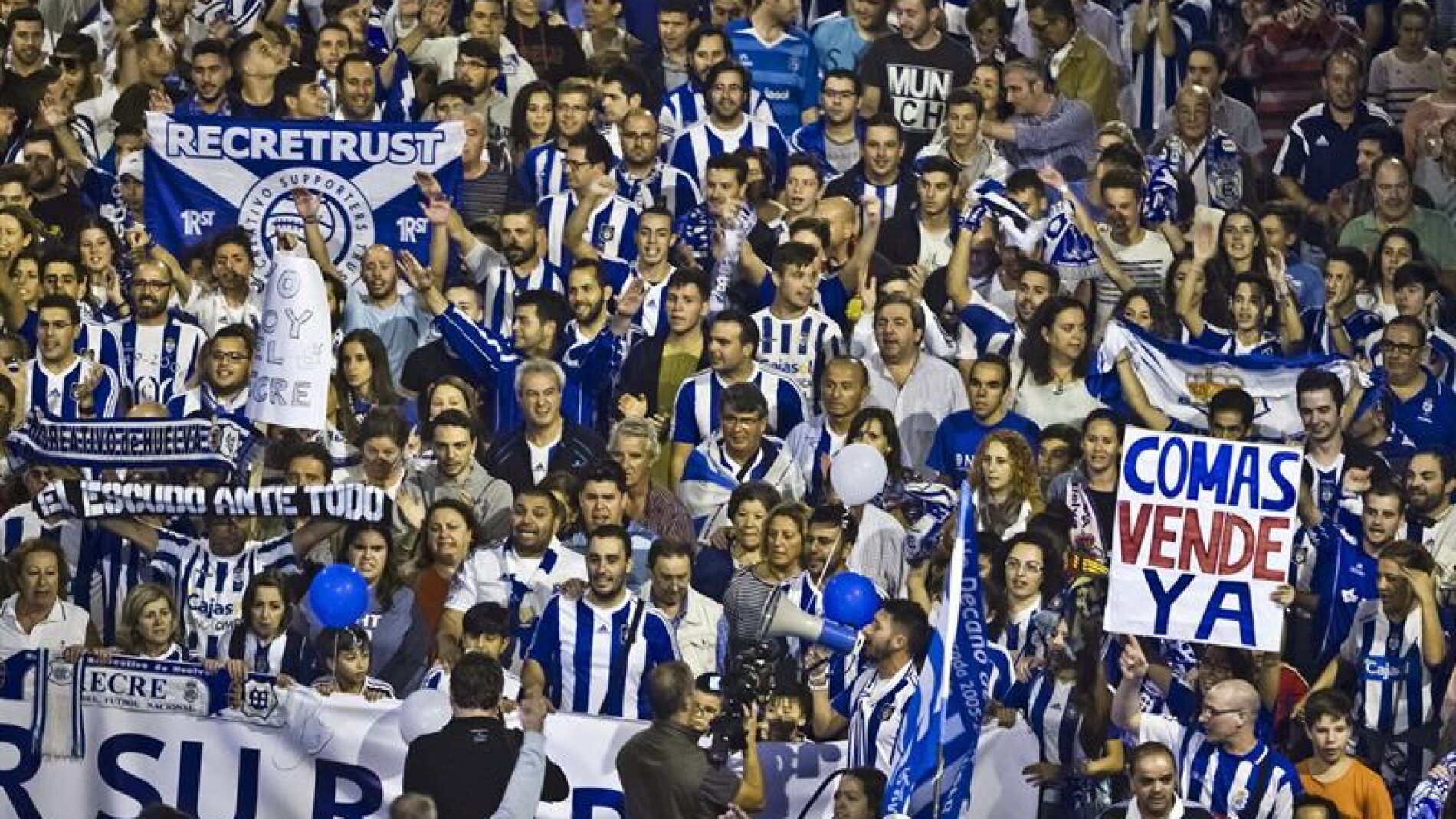 Aficionados del Recre en una manifestaci&oacute;n por el equipo andaluz