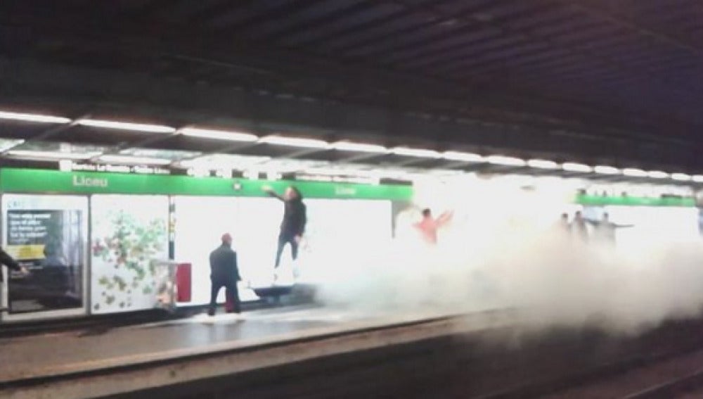Los hinchas del Arsenal haciendo destrozos en una estación del metro de Barcelona