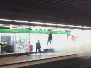 Los hinchas del Arsenal haciendo destrozos en una estación del metro de Barcelona