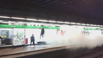 Los hinchas del Arsenal haciendo destrozos en una estación del metro de Barcelona