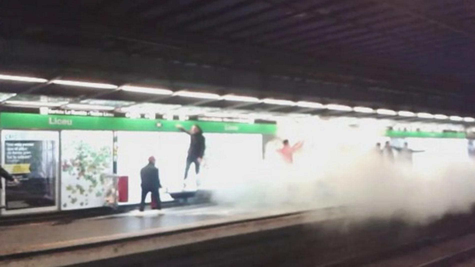 Los hinchas del Arsenal haciendo destrozos en una estación del metro de Barcelona Los hinchas del Arsenal haciendo destrozos en una estación del metro de Barcelona