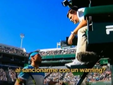 Nadal y el juez de silla, discutiendo por el 'warning' al tenista español