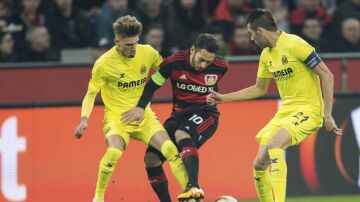 Samu Castillejo y Bruno disputan el balón en el partido ante el Leverkusen