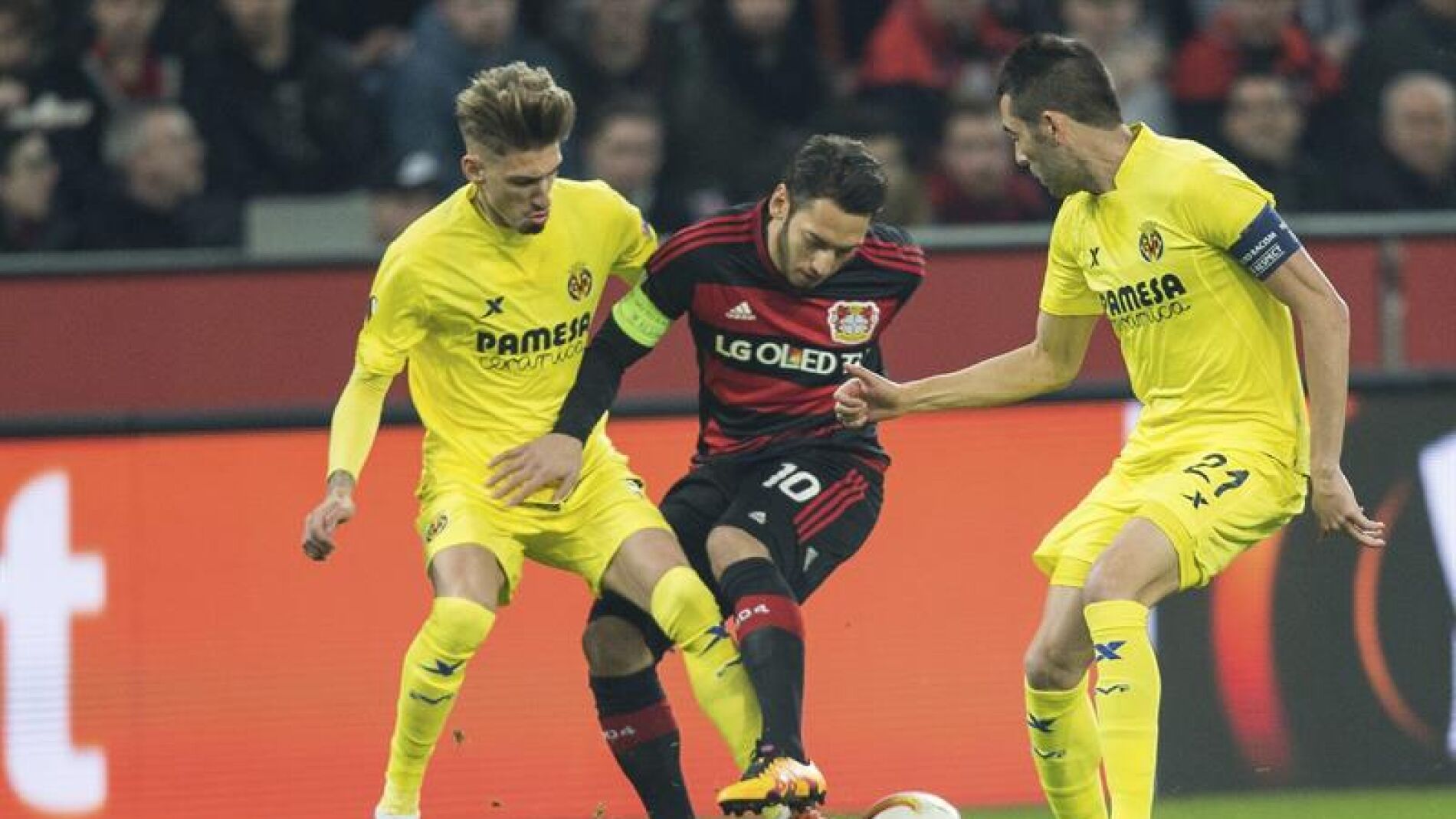 Samu Castillejo y Bruno disputan el bal&oacute;n en el partido ante el Leverkusen